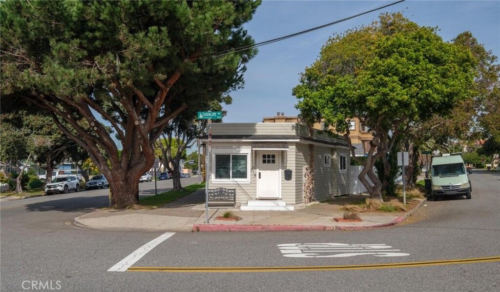 Property Photo:  318 S Francisca Avenue  CA 90277 