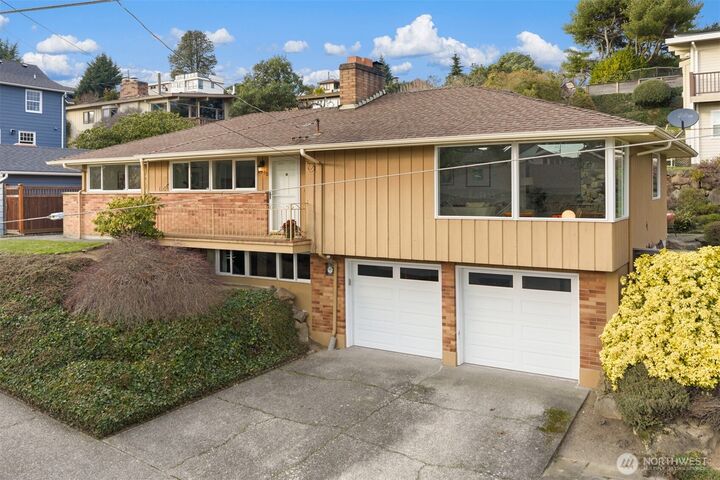 Property Photo:  2510 W Armour Street  WA 98199 