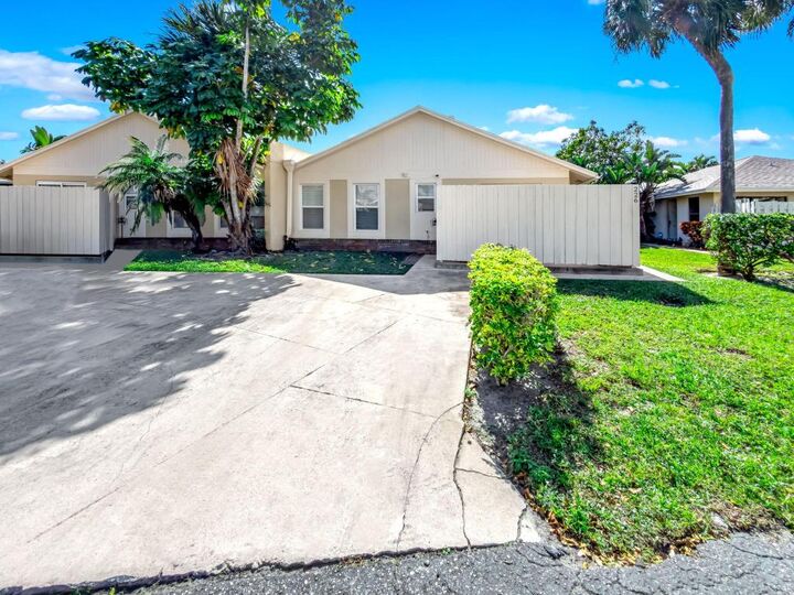 Property Photo:  226 SE 1st Circle  FL 33435 