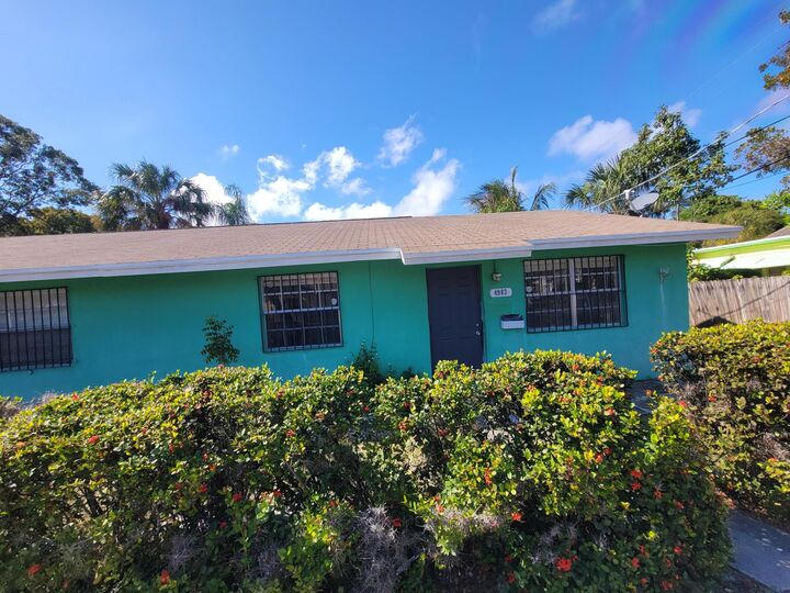 Property Photo:  4901 Spruce Avenue SE  FL 33407 