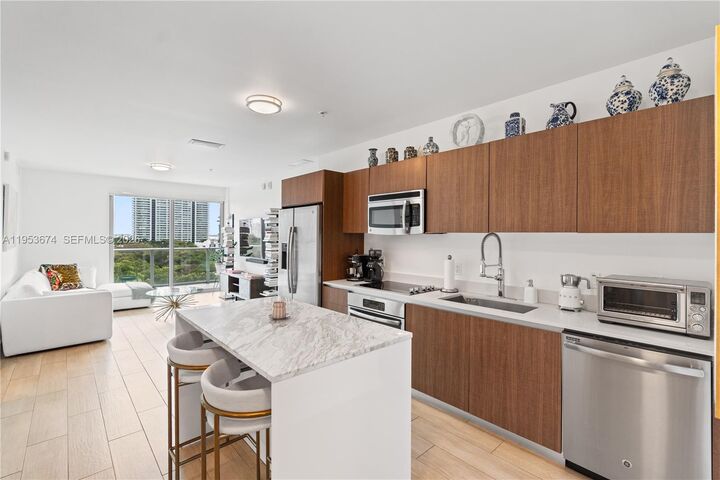 Property Photo: 1600 SW 1st Ave 807 FL 33129