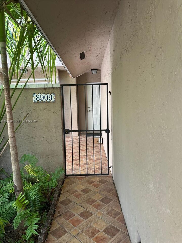 Property Photo: 8909 SW 113th Place Cir W 8909 FL 33176