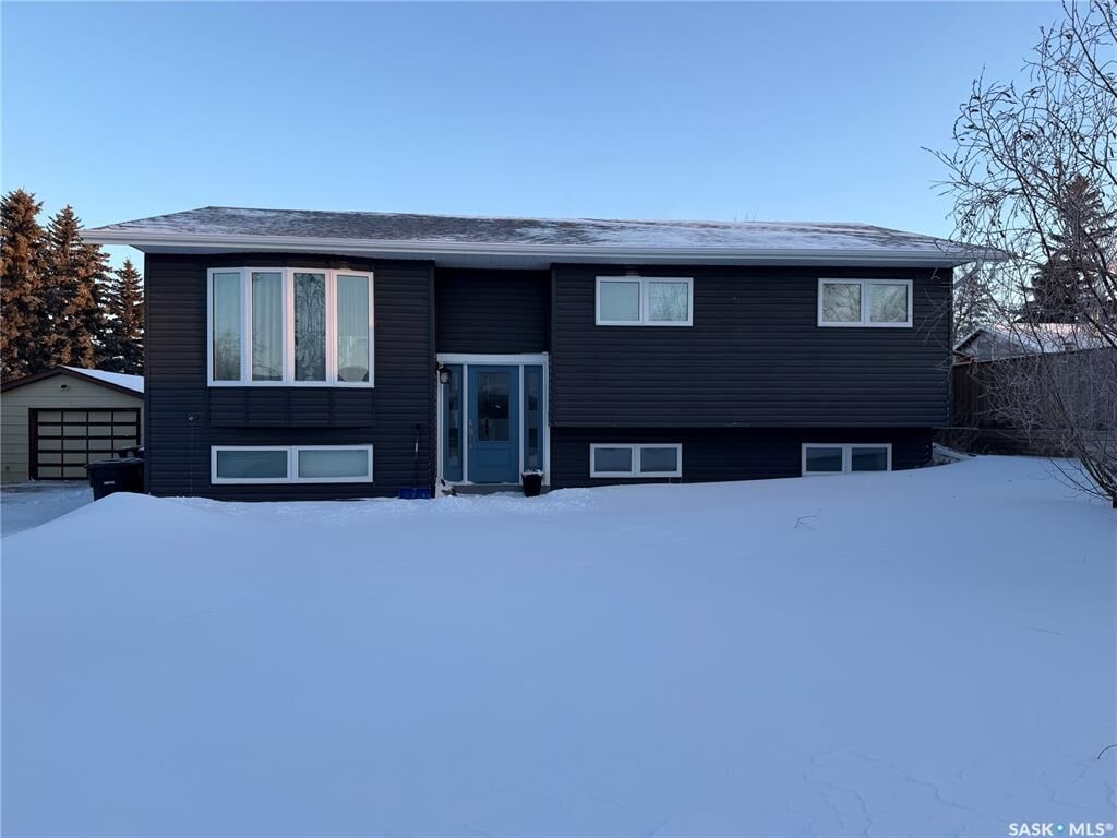 Property Photo:  405 3rd Avenue W  SK S0K 0M0 