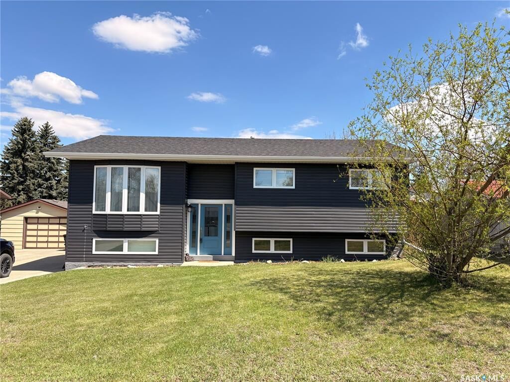 Property Photo:  405 3rd Avenue W  SK S0K 0M0 