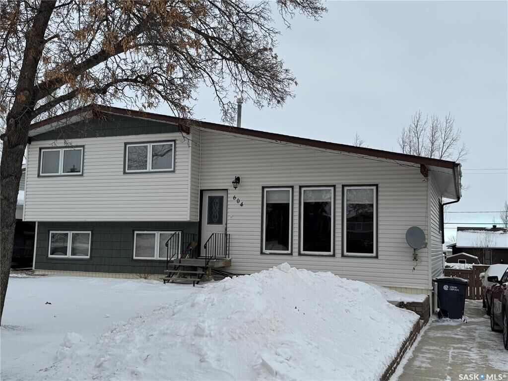 Property Photo:  604 5th Avenue W  SK S0H 0B0 