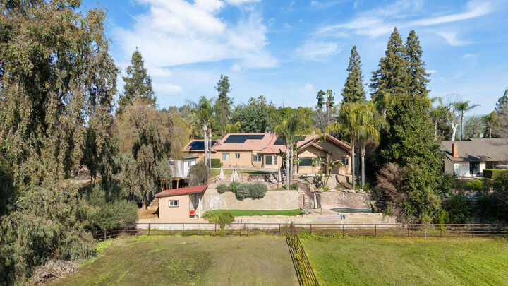 Property Photo: 915 S Strathmore Avenue I CA 93247