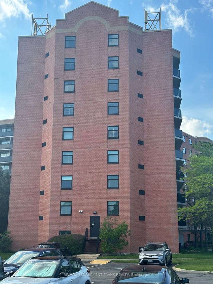 Property Photo: 9 Bonheur Court 808 ON N3P 1Z5