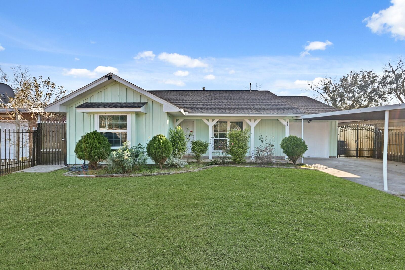 Property Photo:  642 Arvana Street  TX 77034 