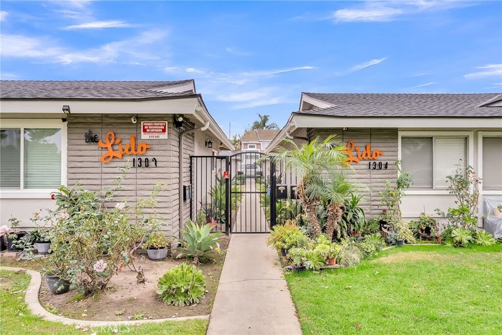 Property Photo:  1302 W Lido Place 2  CA 92801 