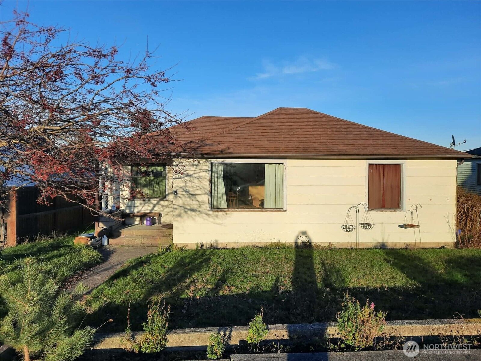 Property Photo:  913 E 7th Street  WA 98362 