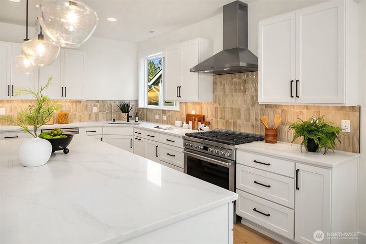 Property Photo:  805  Hoquiam Ave NE  WA 98059 