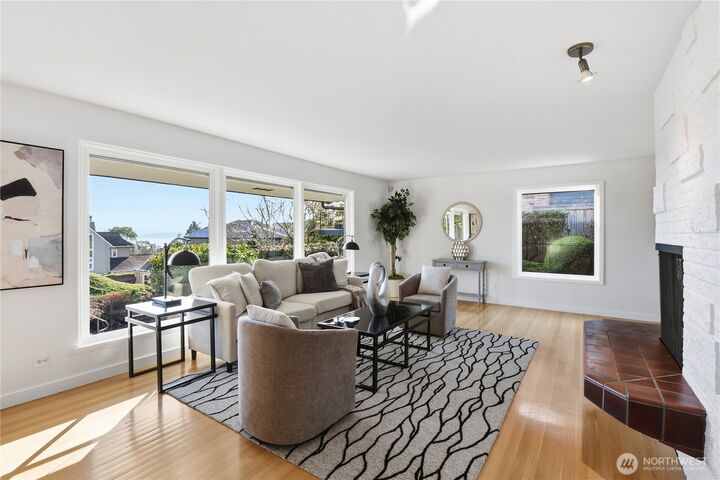 Property Photo:  5052  Pullman Avenue NE  WA 98105 