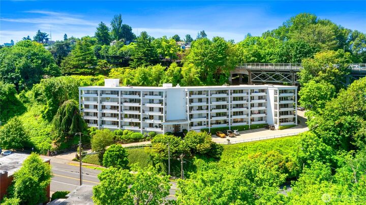 Property Photo: 2565 Dexter Avenue N 103 WA 98109