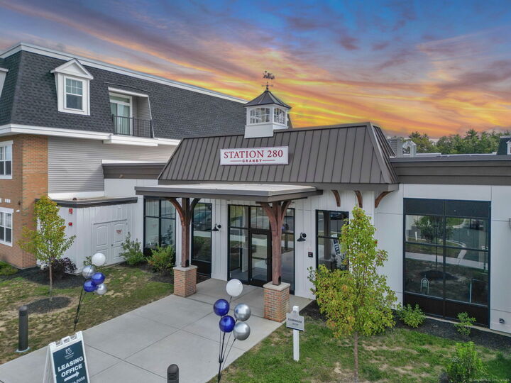 Property Photo:  280 Salmon Brook Street 4305  CT 06035 