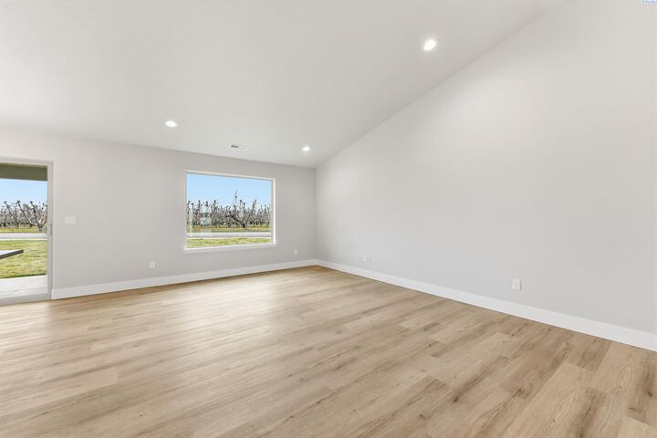 Property Photo:  1617 Parkwood Ct  WA 98930 