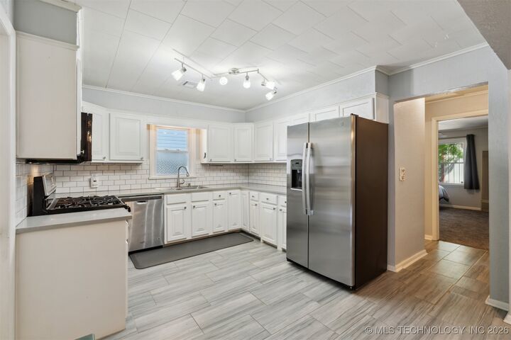 Property Photo: 828 E 6th Street OK 74023