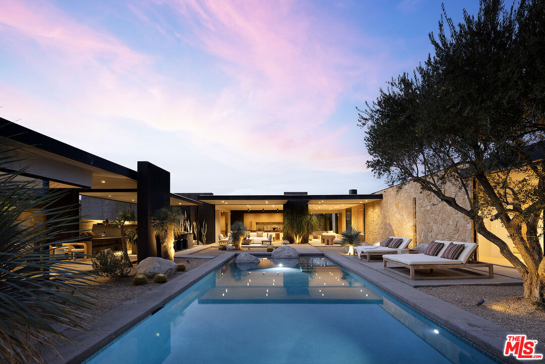 Property Photo:  2 Echo Ln  CA 92270 