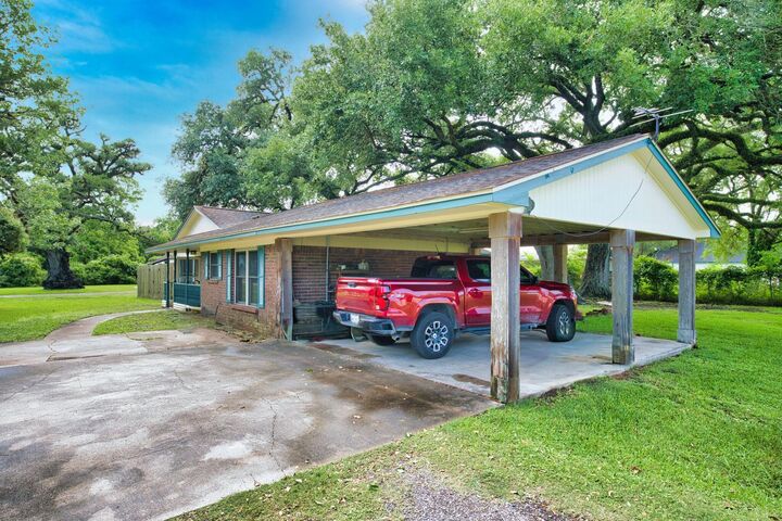 Property Photo:  402 E Smith Street  TX 77422 