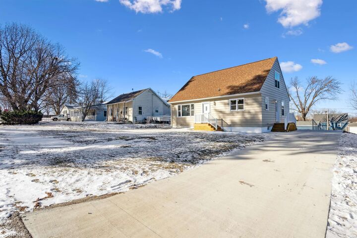 Property Photo:  213 7th St  IA 50635 