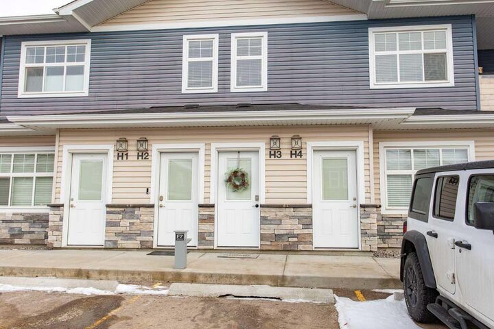 Property Photo:  5300 Vista Trail H3  AB T4M 0L8 