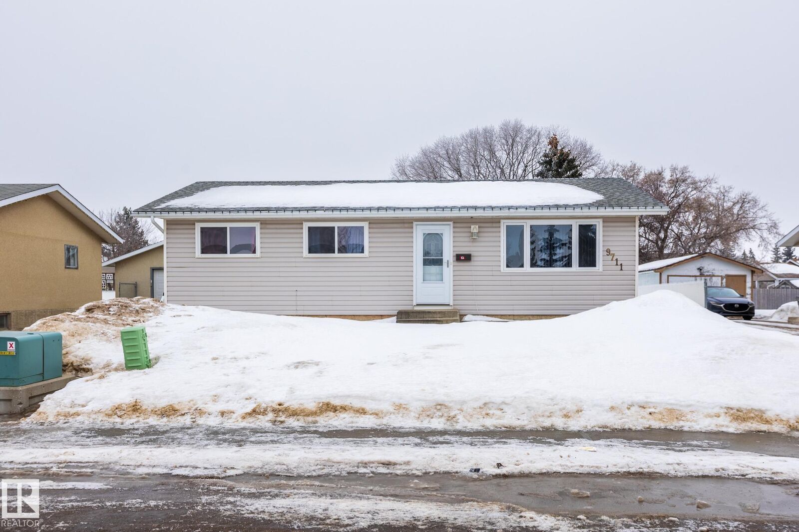 Property Photo:  9711 100 Avenue  AB T8R 1G6 