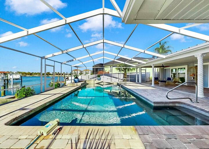 Property Photo:  6344 Cottonwood Lane  FL 33572 