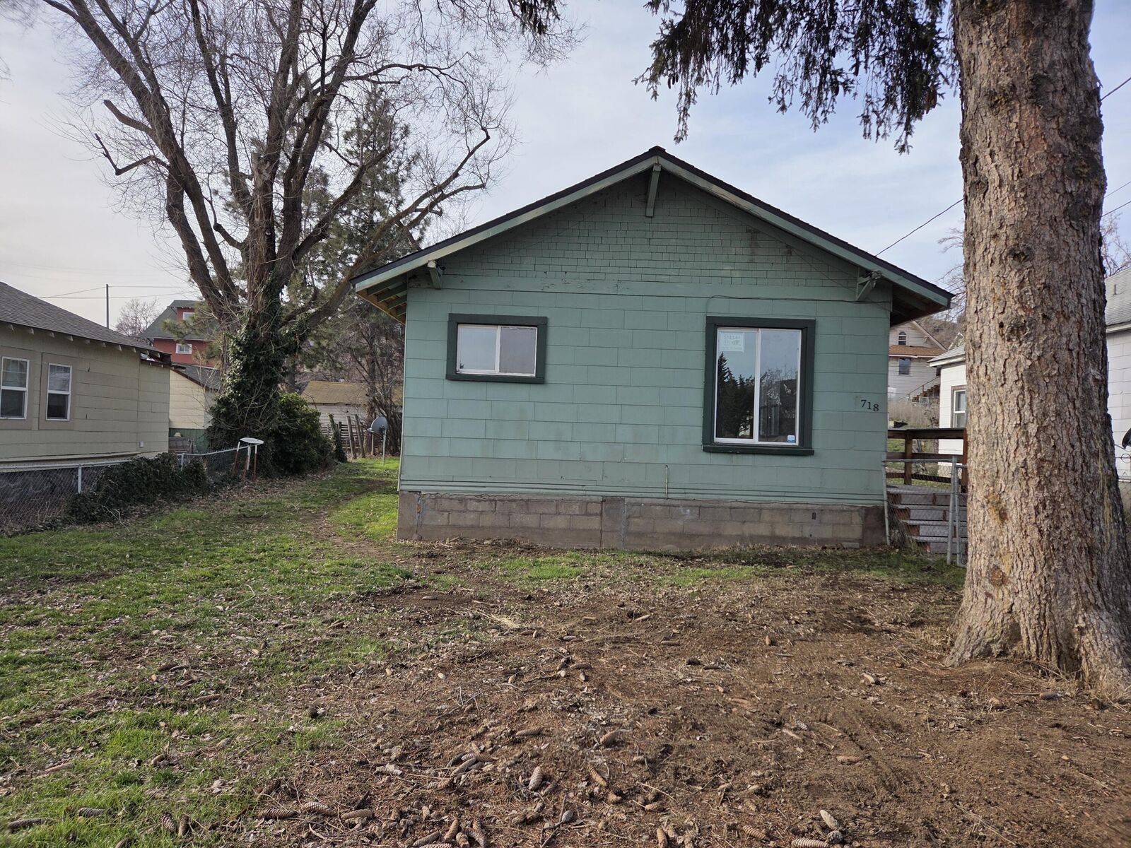 Property Photo: 718 N 10th Street OR 97601