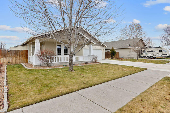 Property Photo:  736 NE Sandstone Court  OR 97754 