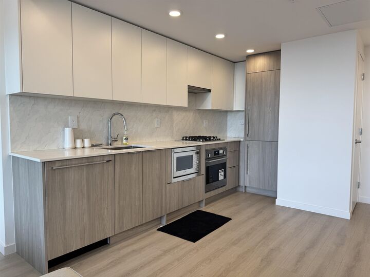 Property Photo:  10333 133 Street 1905  BC V3T 0V1 