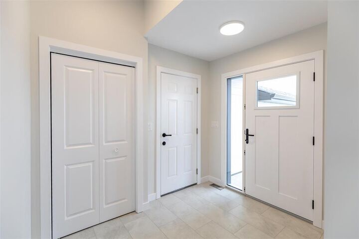 Property Photo:  16 Parkside Crescent  MB R5G 2X3 