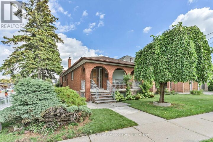 Property Photo:  135 Jay Street  ON M6L 2M3 