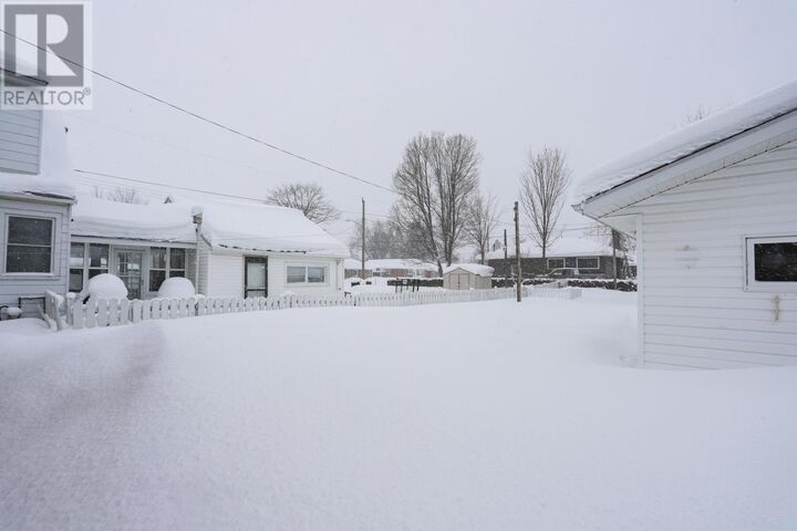 Photo de la propriété:  86 Harten Dr  ON P6A 3N2 