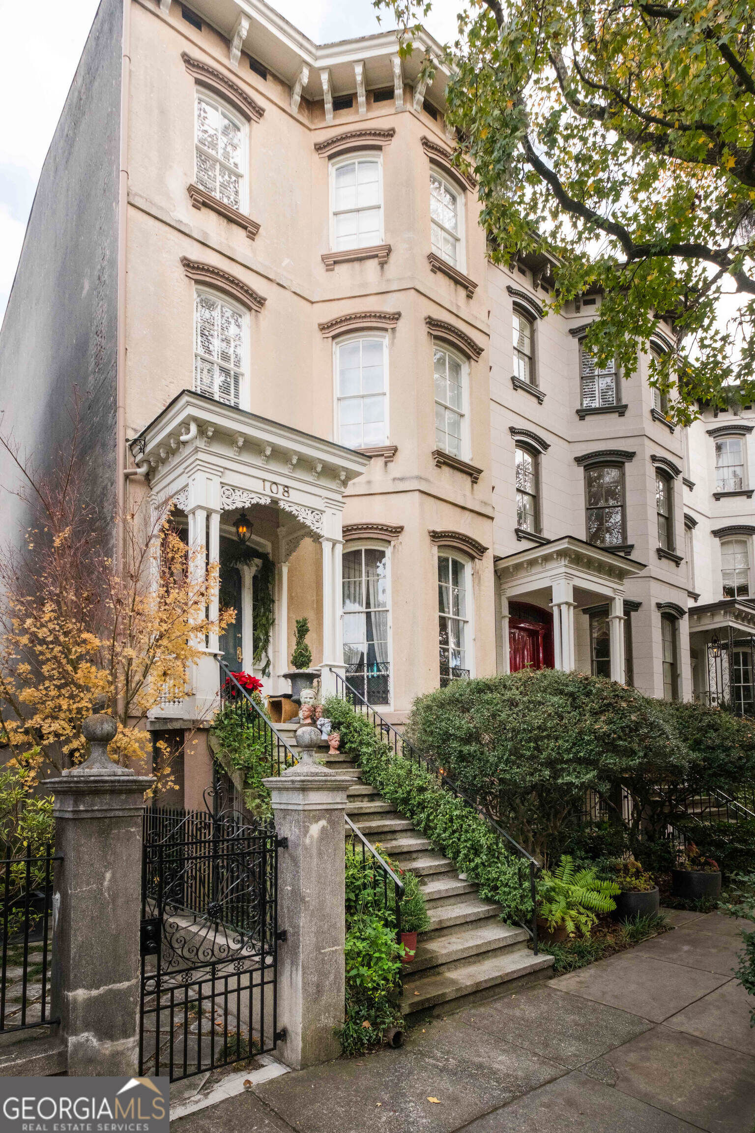 Property Photo:  108 E Gaston Street  GA 31401 