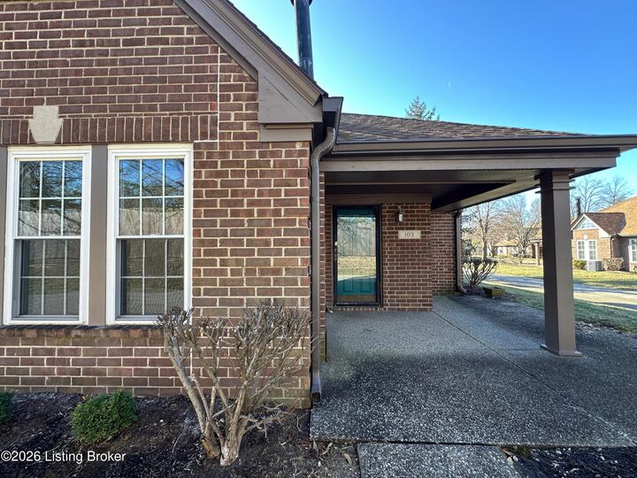 Property Photo:  103 Eastbridge Ct 103  KY 40223 
