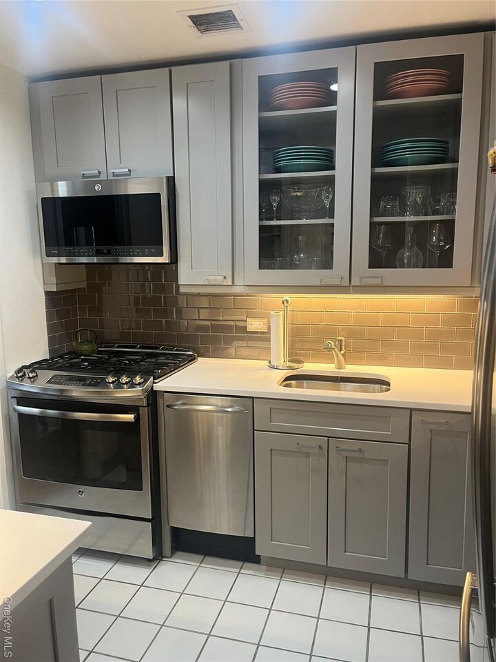 Property Photo: 35 N Chatsworth Avenue 2Q NY 10538