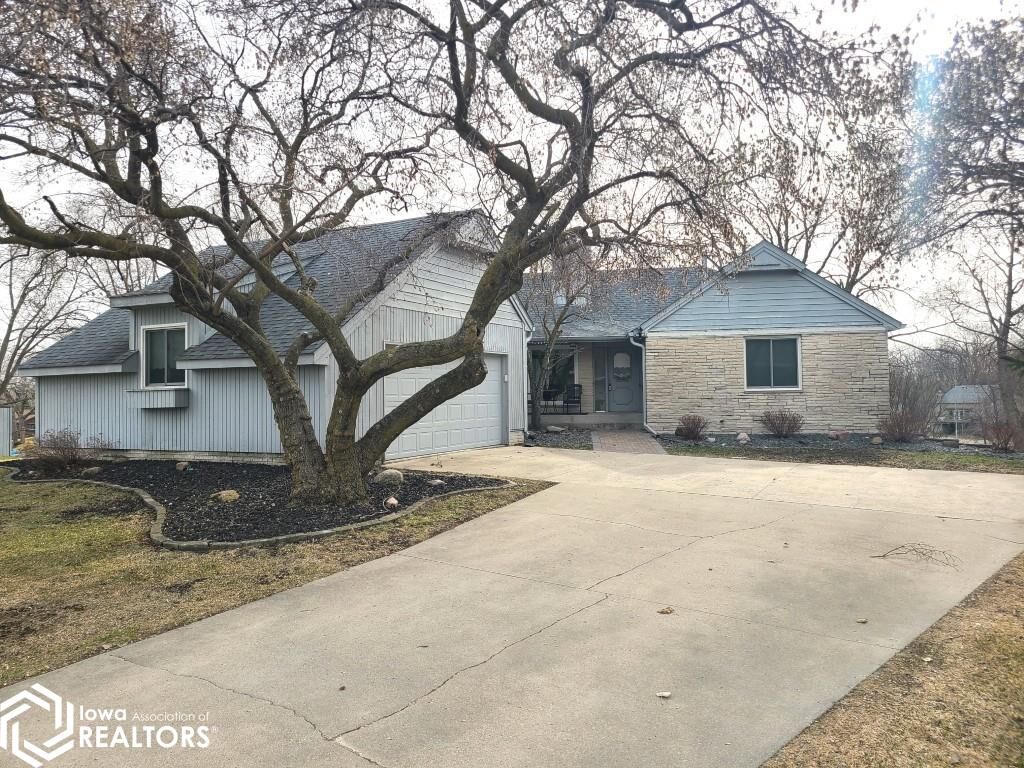 Property Photo: 11 Knollwood Court IA 50401