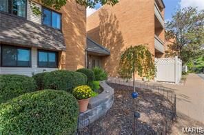 Property Photo:  950 E Rue De La Banque L6  MO 63141 