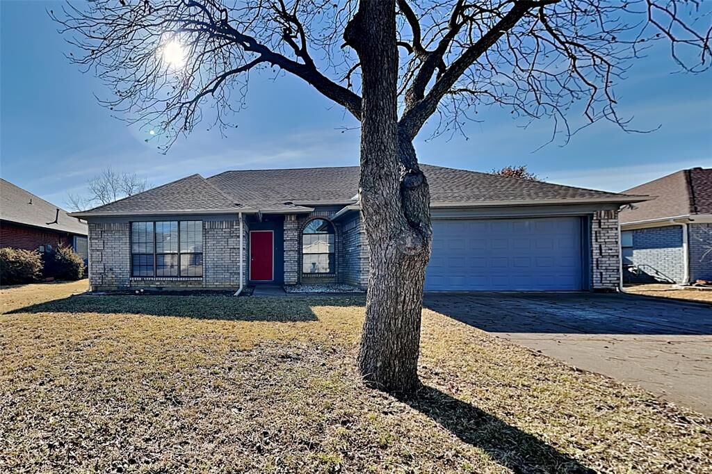 Property Photo:  1821 Greenhaven Lane  TX 76051 