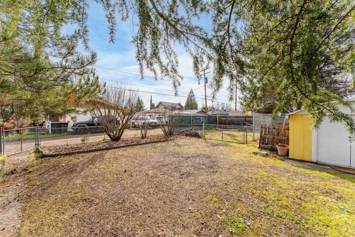 Property Photo:  220 S 3rd Street  OR 97502 