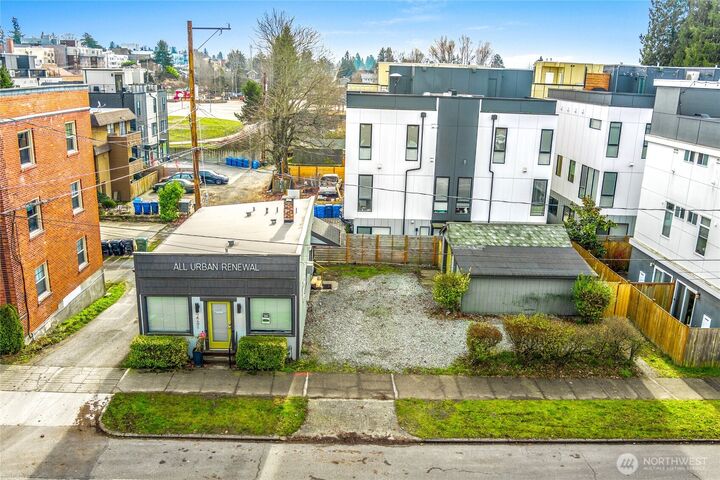 Property Photo:  4431 SW Admiral Way  WA 98116 