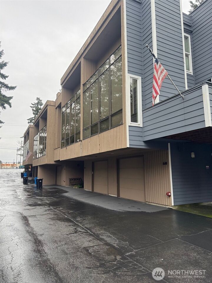 Property Photo:  1409 N 200th Street A6  WA 98133 