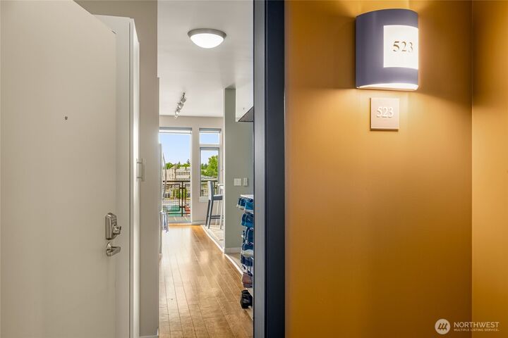 Property Photo:  15100  6th Avenue SW 523  WA 98166 