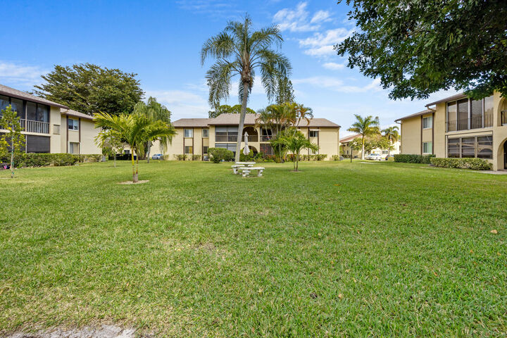 Property Photo:  306 Pine Ridge Circle B-2  FL 33463 
