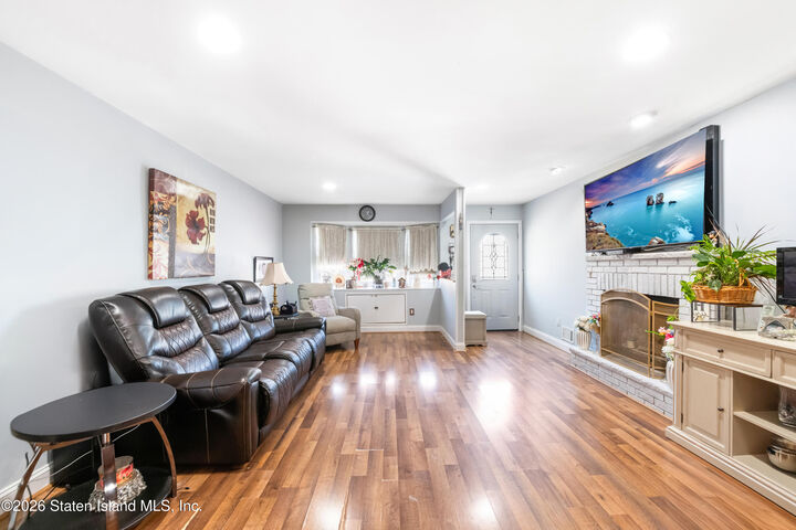 Property Photo:  588 Yetman Avenue  NY 10307 