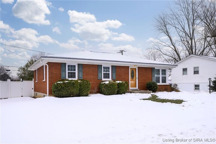 Property Photo:  1424 Ridgeway Drive  IN 47130 