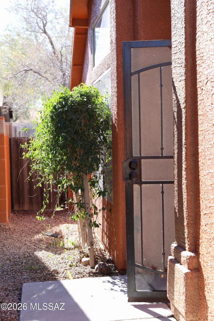 Property Photo:  2044 E Calle Sierra Del Manantial  AZ 85706 