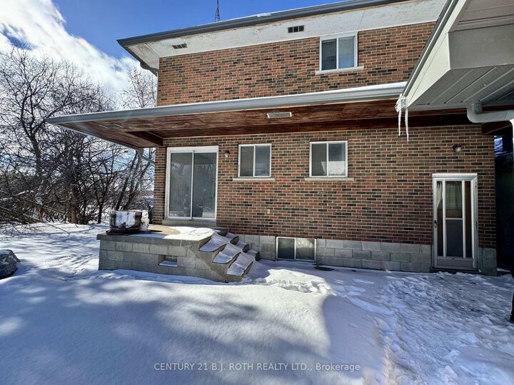 Property Photo:  915 Taunton Road E  ON L1R 3L7 