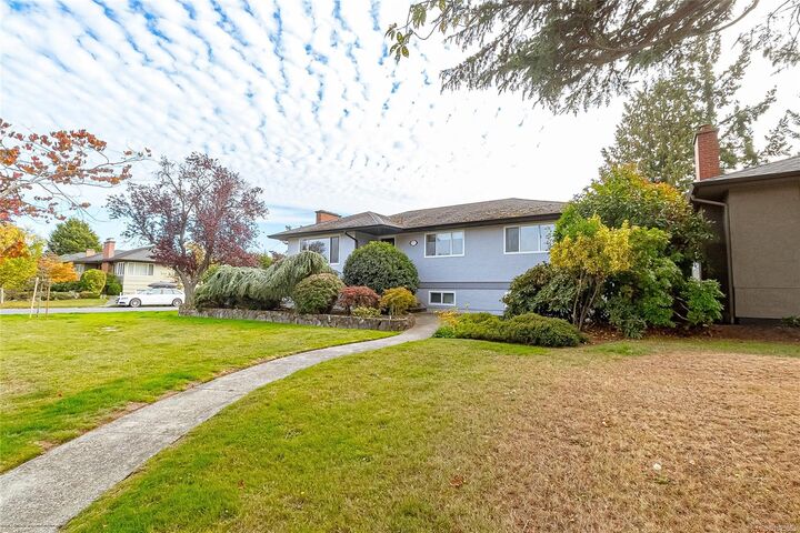 Property Photo:  1723 Taylor St  BC V8R 3E7 