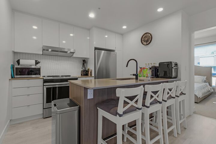Property Photo: 32838 Landeau Place 305 BC V2S 0M6