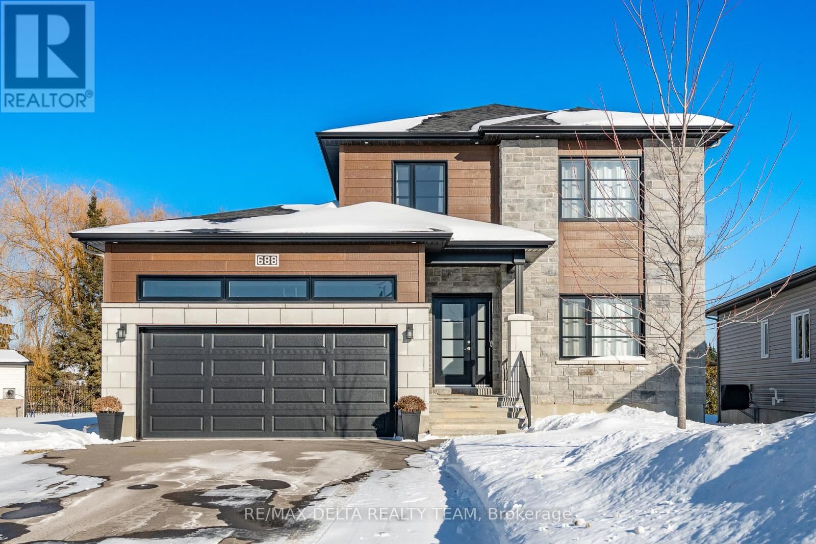 Property Photo:  688 Geneva Crescent  ON K0A 1W0 